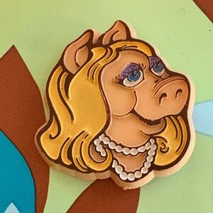 Miss piggy plastic vintage 1979  Character Pin like new